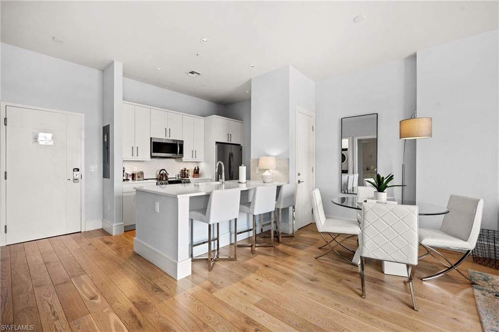 101 8th St S 206, Naples, FL 34102-10