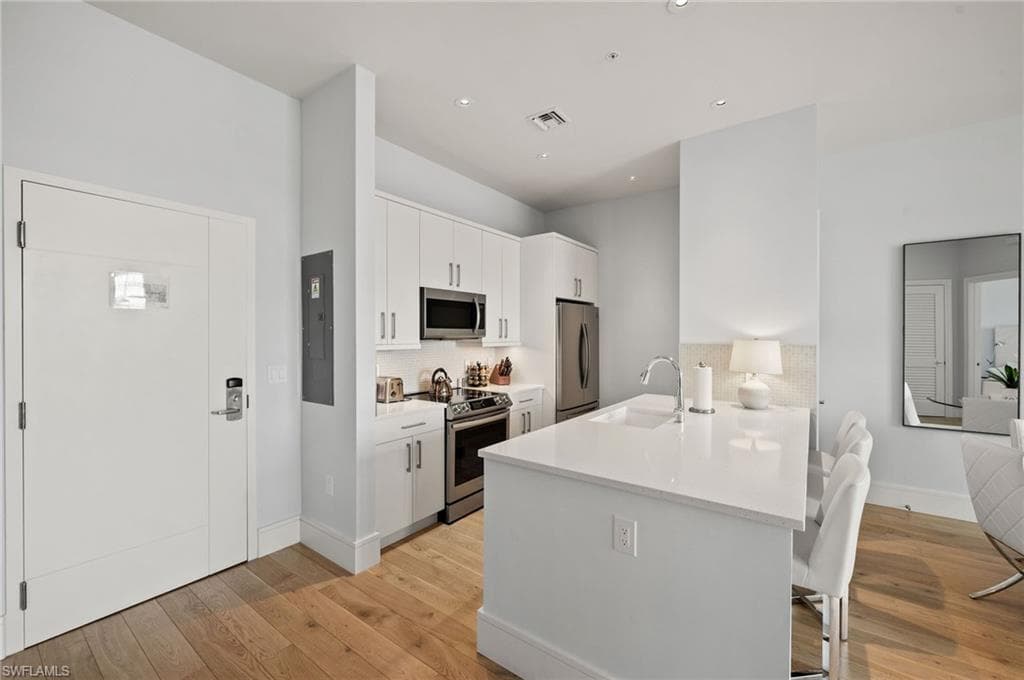 101 8th St S 206, Naples, FL 34102-11
