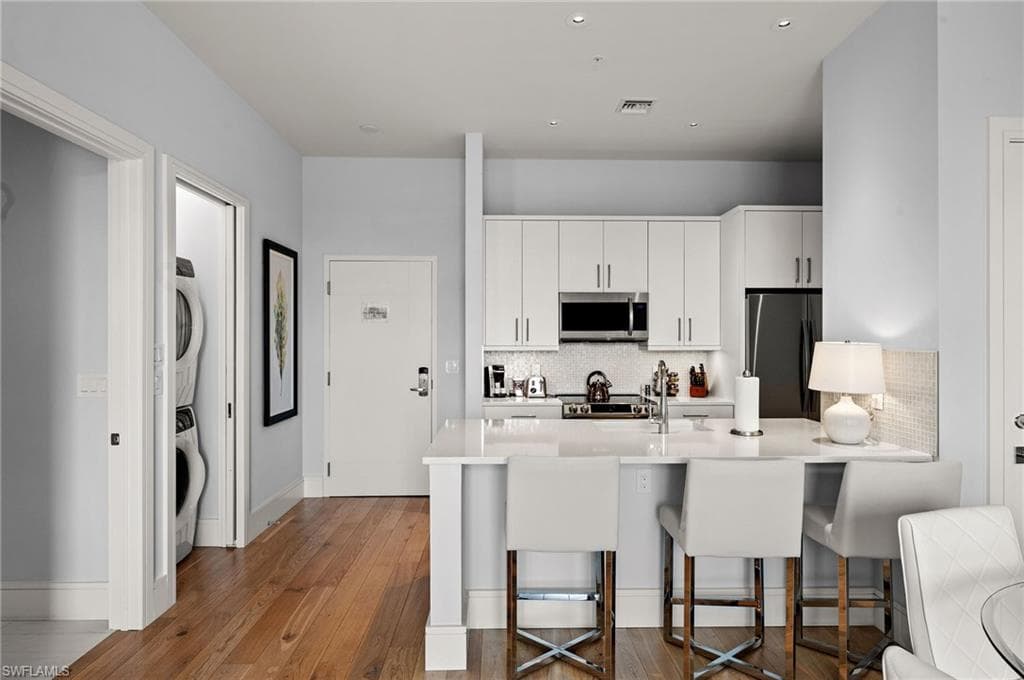 101 8th St S 206, Naples, FL 34102-14