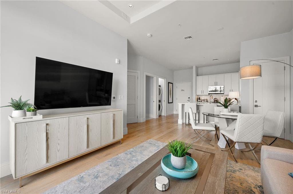 101 8th St S 206, Naples, FL 34102-17