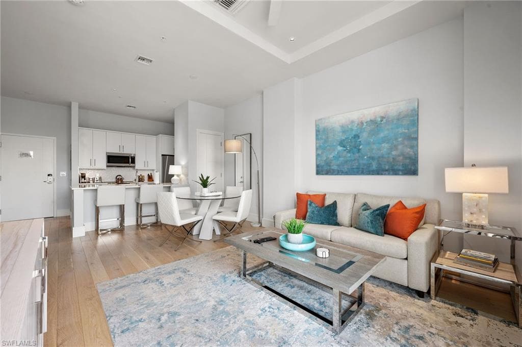 101 8th St S 206, Naples, FL 34102-2