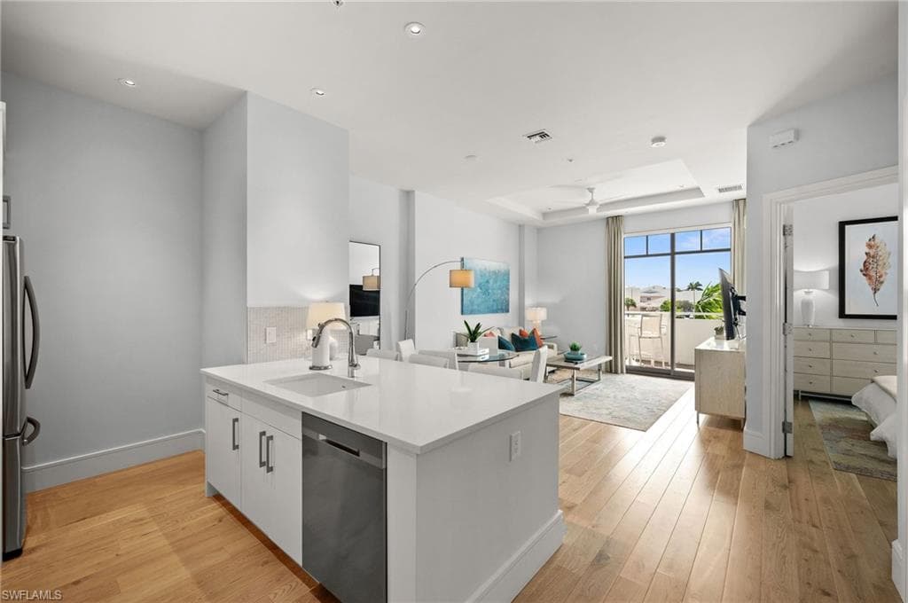 101 8th St S 206, Naples, FL 34102-4