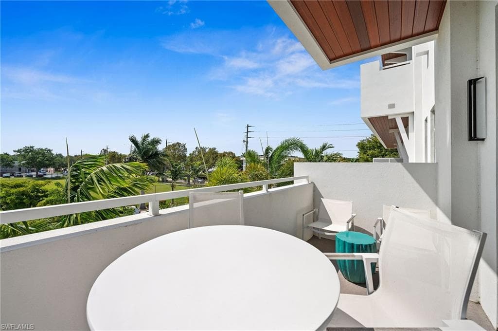 101 8th St S 206, Naples, FL 34102-5