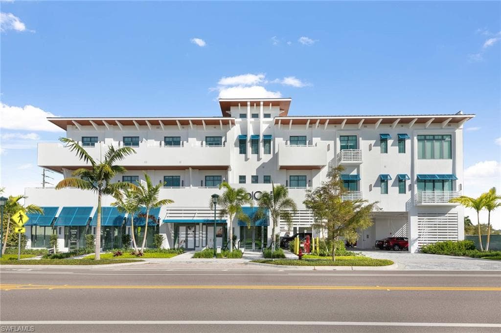 101 8th St S 206, Naples, FL 34102-6