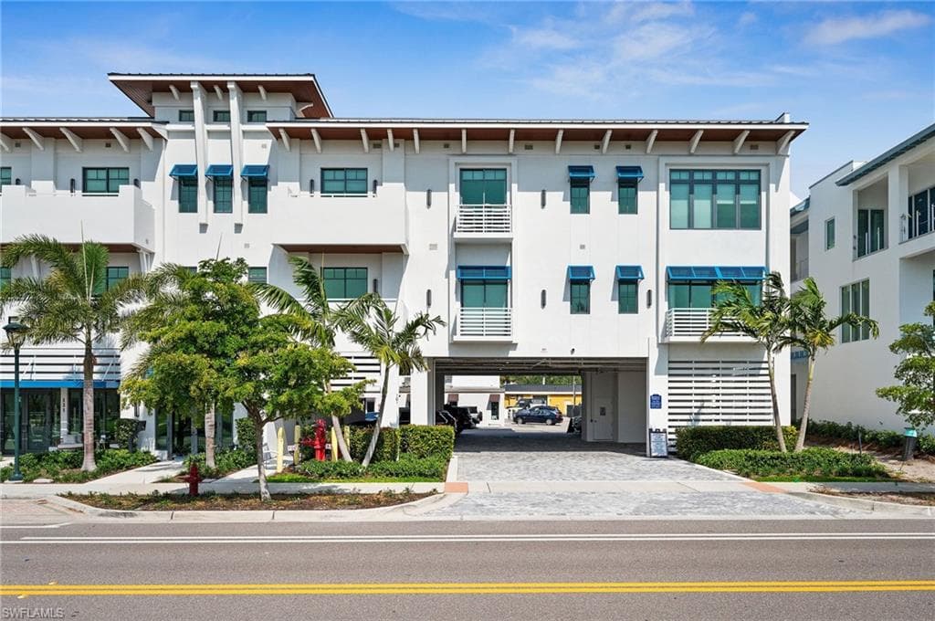 101 8th St S 206, Naples, FL 34102-7