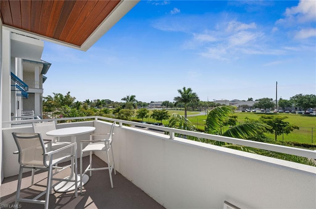101 8th St S 206, Naples, FL 34102-8