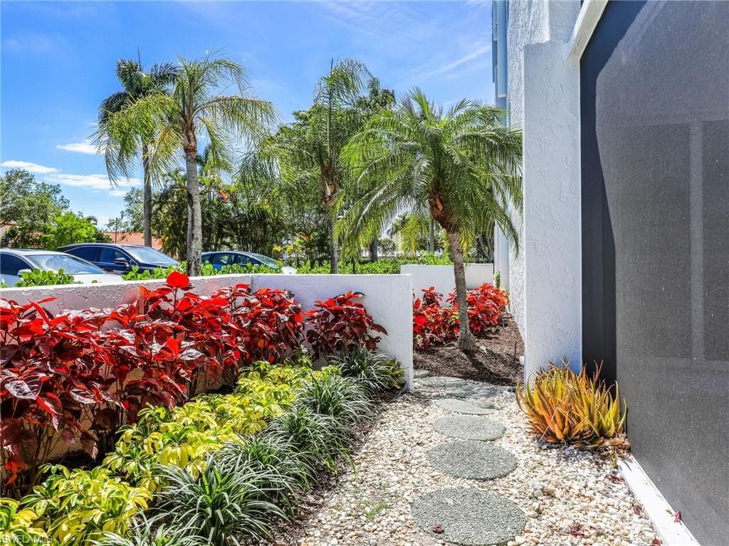 555 Park Shore Dr B-113, Naples, FL 34103-27