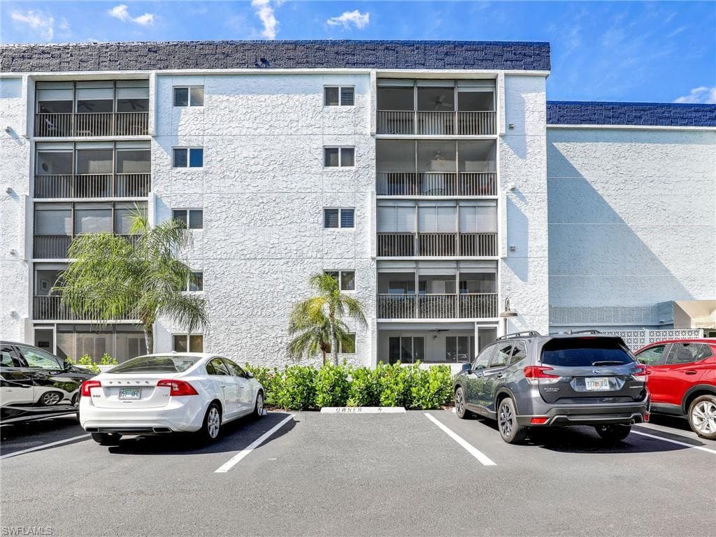555 Park Shore Dr B-113, Naples, FL 34103-28