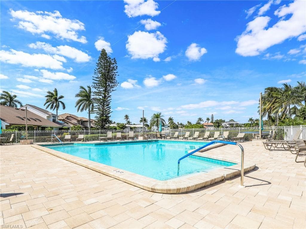 555 Park Shore Dr B-113, Naples, FL 34103-32