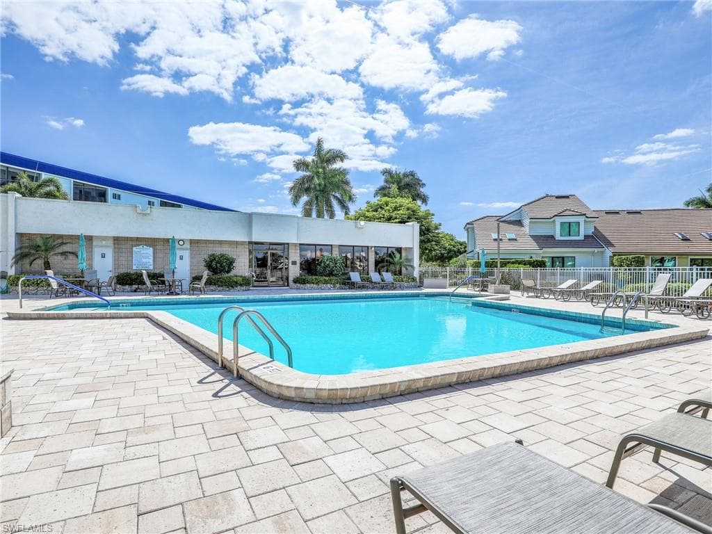 555 Park Shore Dr B-113, Naples, FL 34103-39