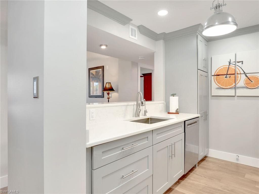 555 Park Shore Dr B-113, Naples, FL 34103-5