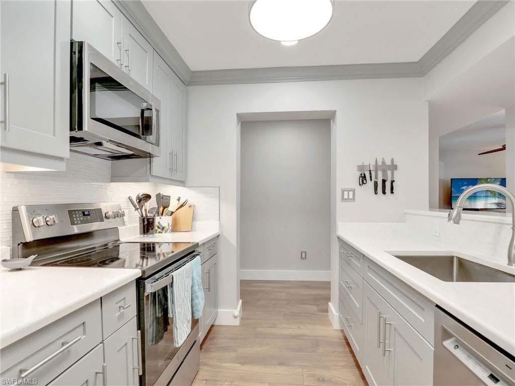 555 Park Shore Dr B-113, Naples, FL 34103-7