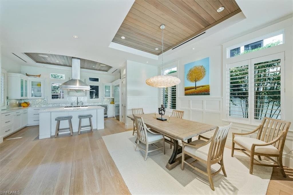 52 6th St S, Naples, FL 34102-11