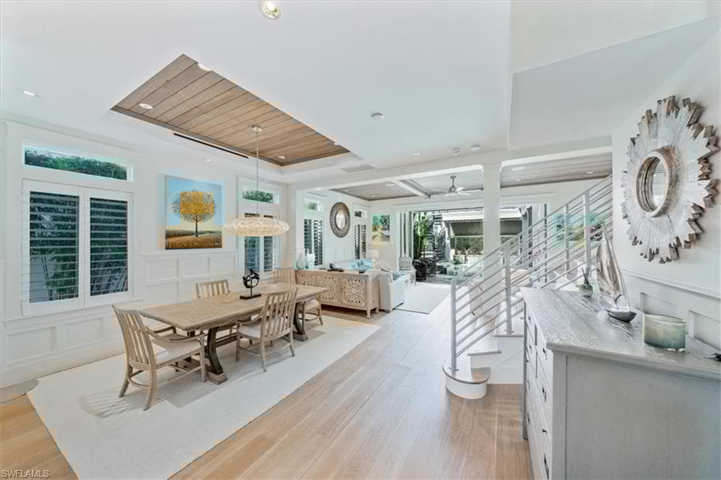 52 6th St S, Naples, FL 34102-12