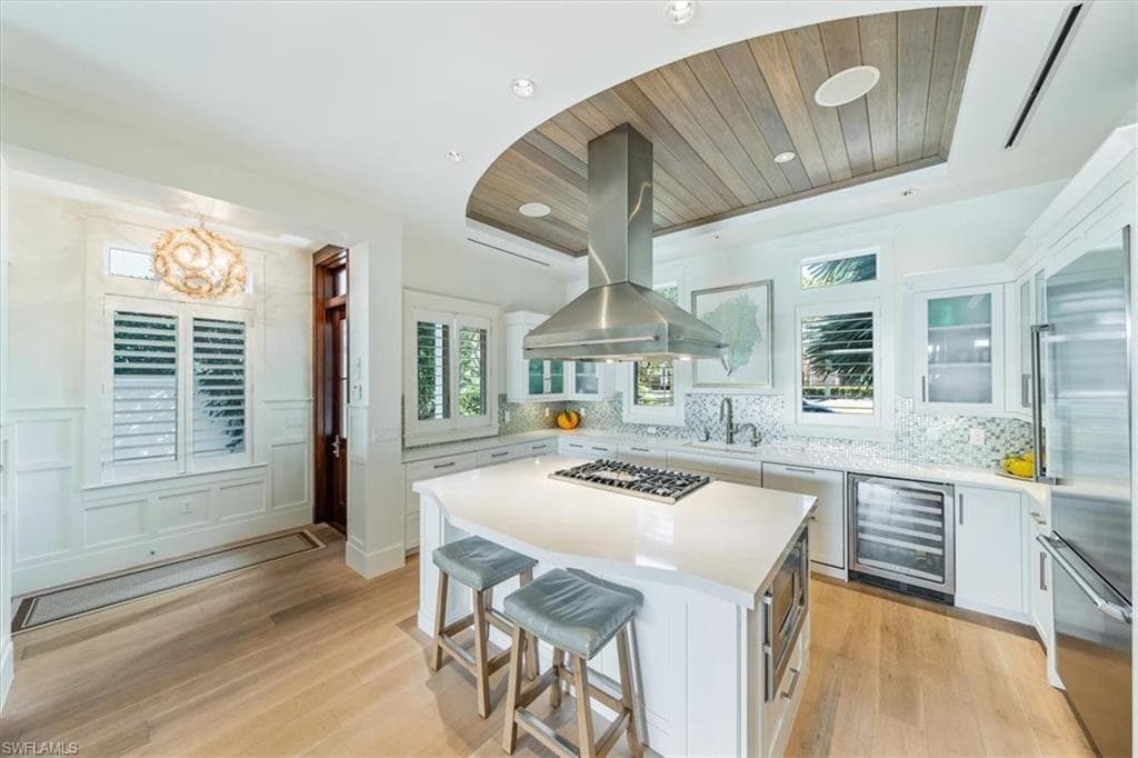 52 6th St S, Naples, FL 34102-18