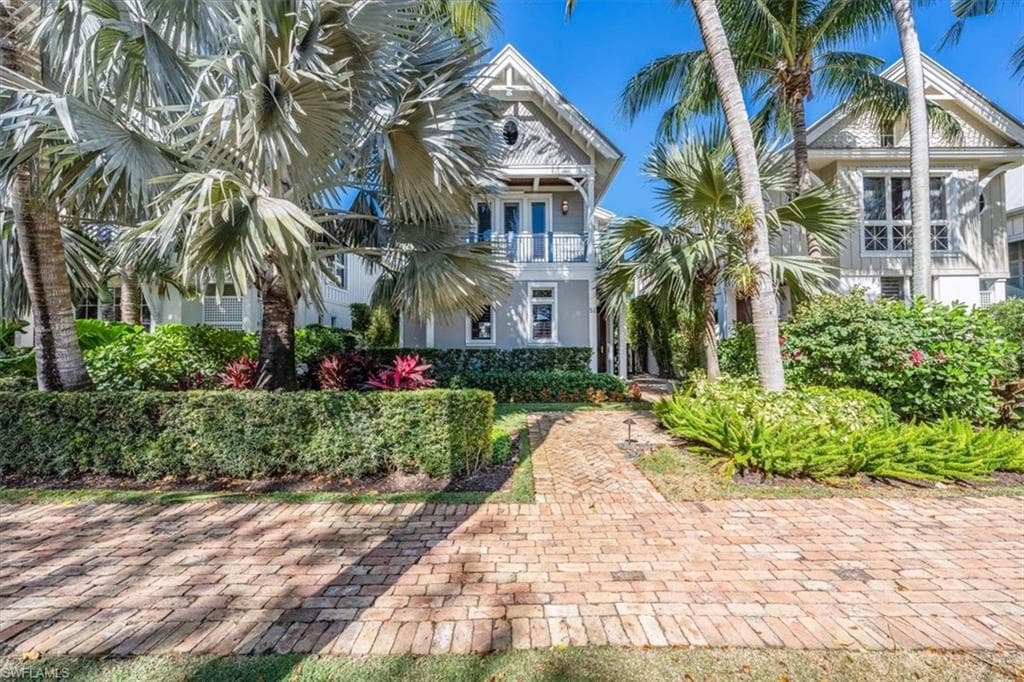 52 6th St S, Naples, FL 34102-1