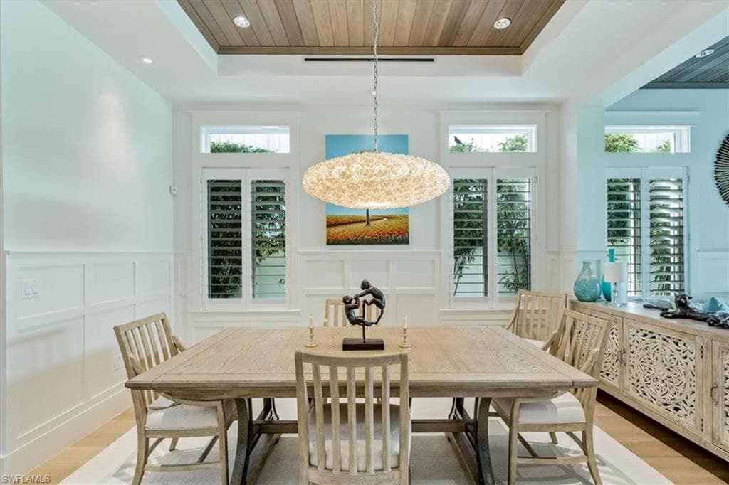 52 6th St S, Naples, FL 34102-19