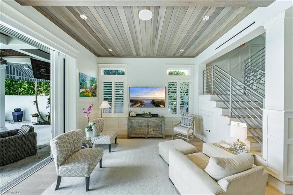 52 6th St S, Naples, FL 34102-20