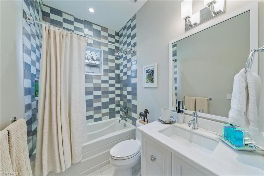 52 6th St S, Naples, FL 34102-23