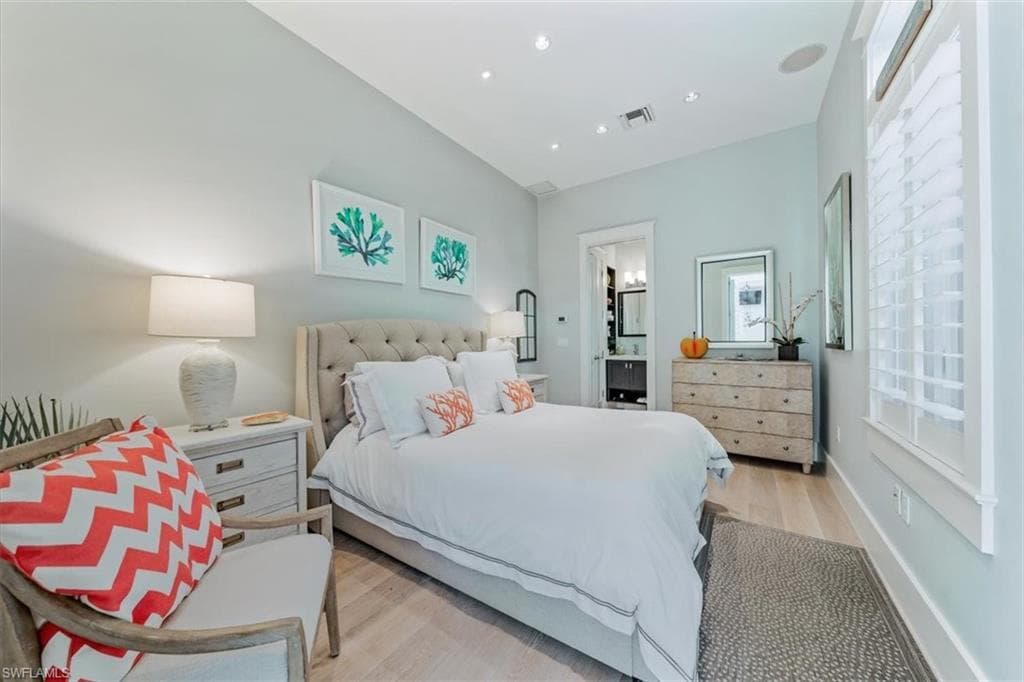52 6th St S, Naples, FL 34102-28