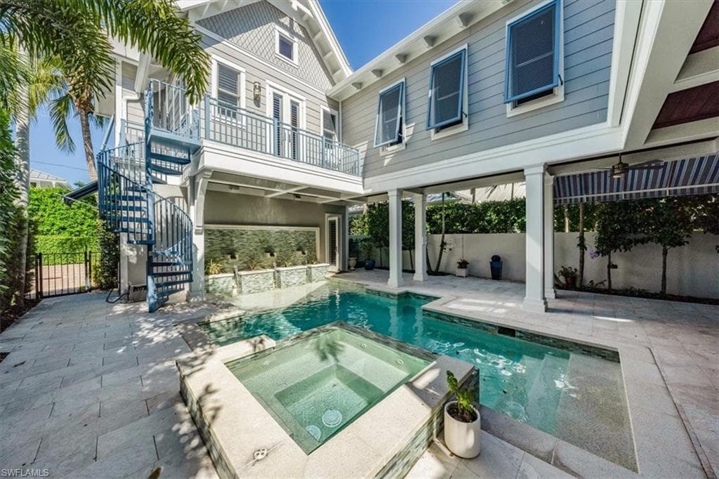 52 6th St S, Naples, FL 34102-32