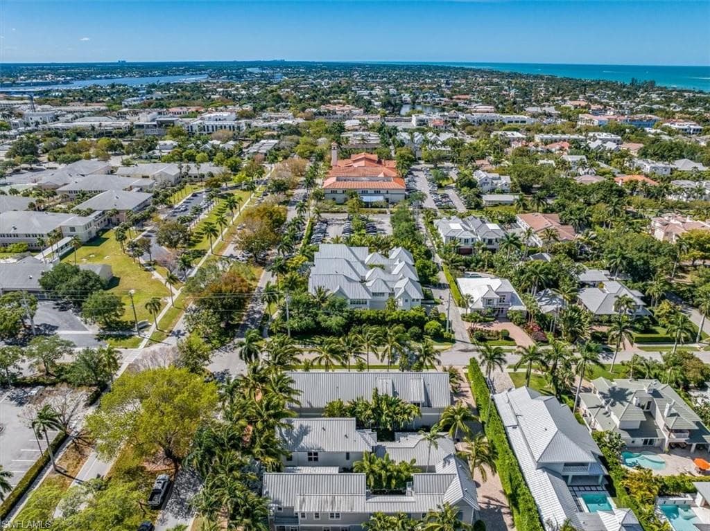 52 6th St S, Naples, FL 34102-34