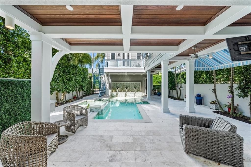 52 6th St S, Naples, FL 34102-3