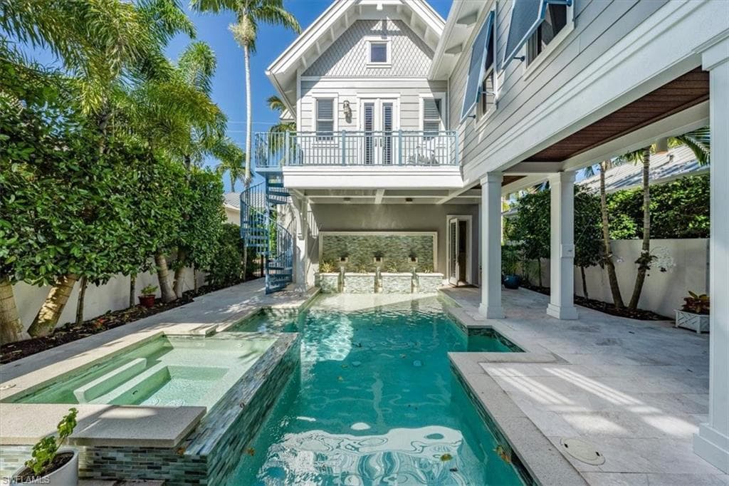 52 6th St S, Naples, FL 34102-4