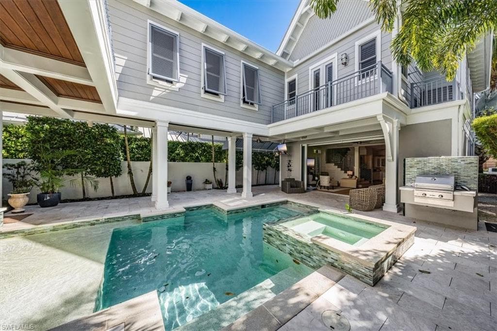 52 6th St S, Naples, FL 34102-5