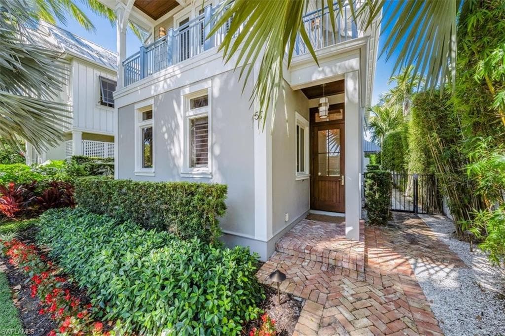 52 6th St S, Naples, FL 34102-7