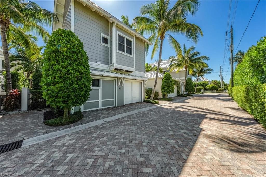 52 6th St S, Naples, FL 34102-8