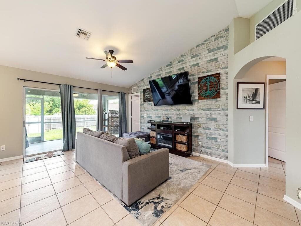 6010 Dora Ave N, Lehigh Acres, FL 33971-3