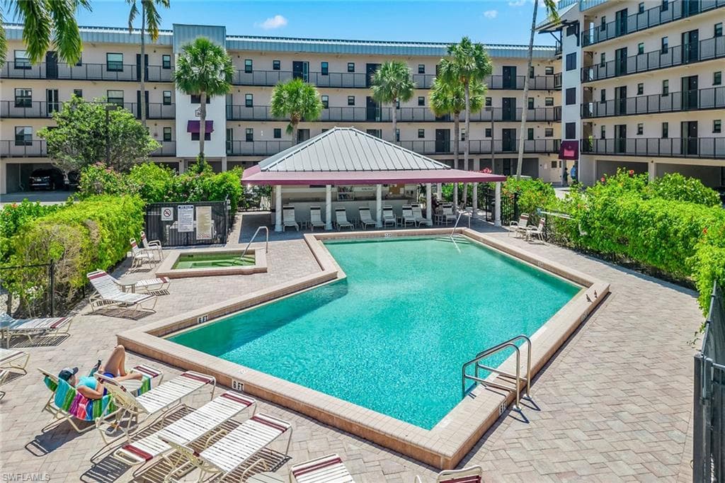 807 River Point Dr 105d, Naples, FL 34102-25