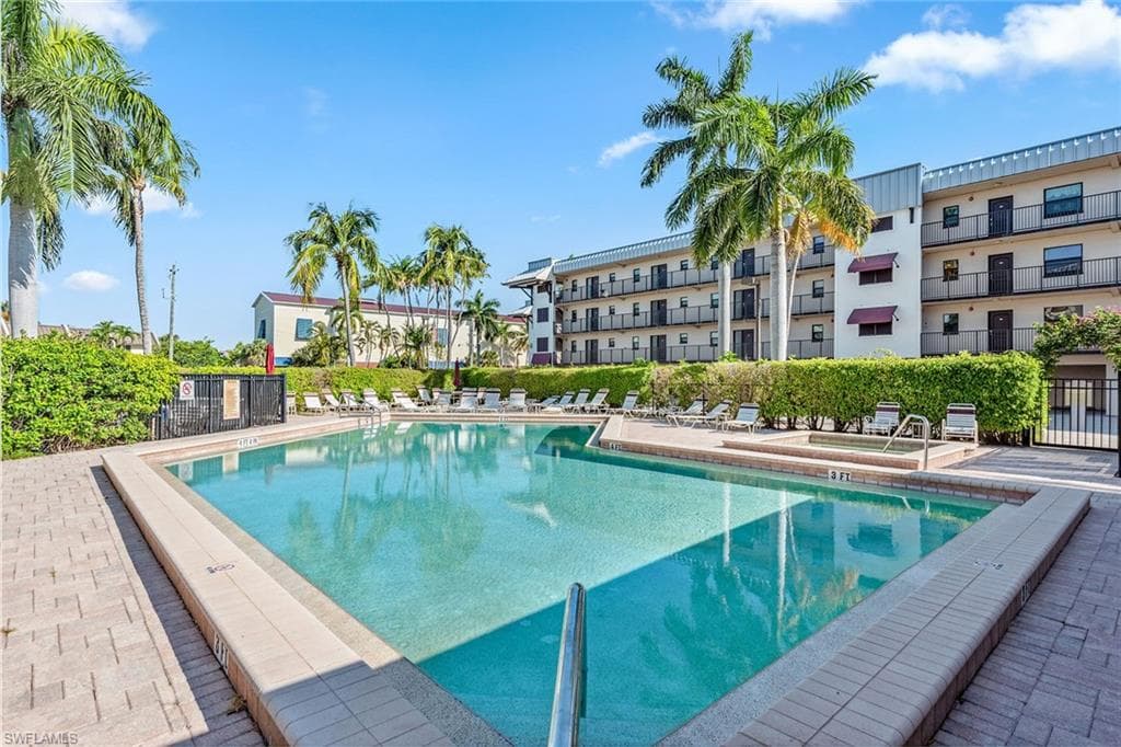 807 River Point Dr 105d, Naples, FL 34102-27