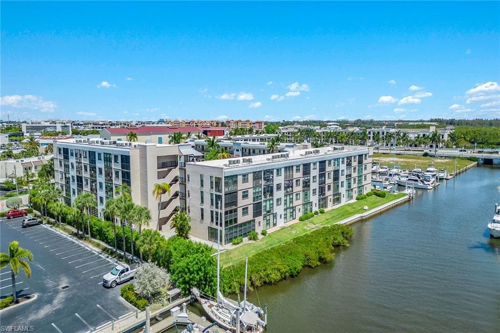 807 River Point Dr 105d, Naples, FL 34102-1