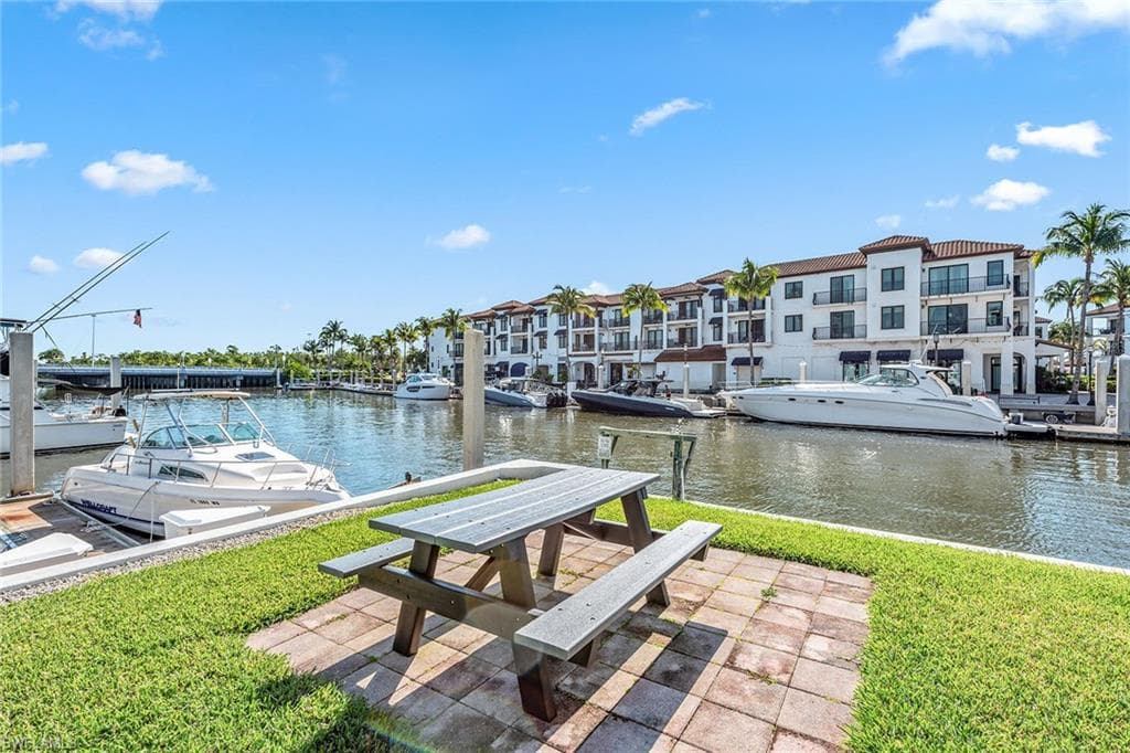 807 River Point Dr 105d, Naples, FL 34102-33