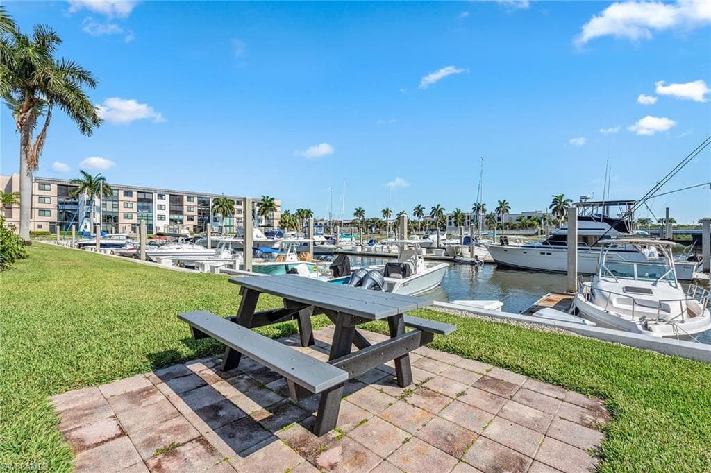 807 River Point Dr 105d, Naples, FL 34102-34