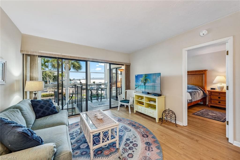 807 River Point Dr 105d, Naples, FL 34102-2