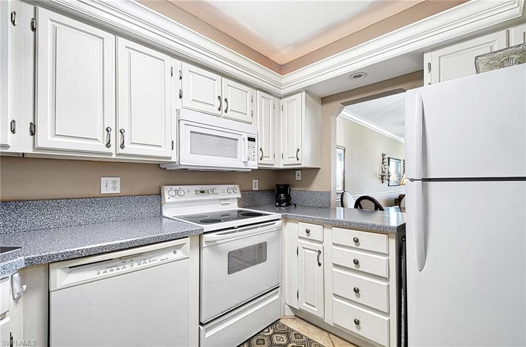 1 High Point Cir W 303, Naples, FL 34103-6