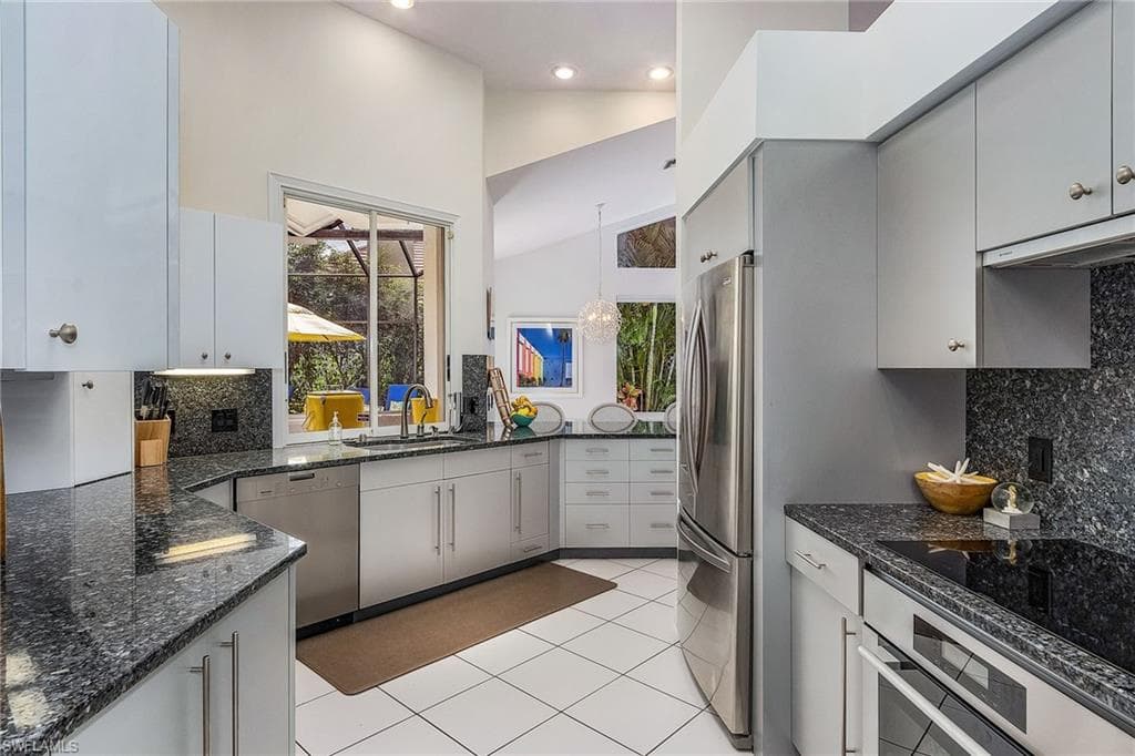 720 Turkey Oak Ln, Naples, FL 34108-7
