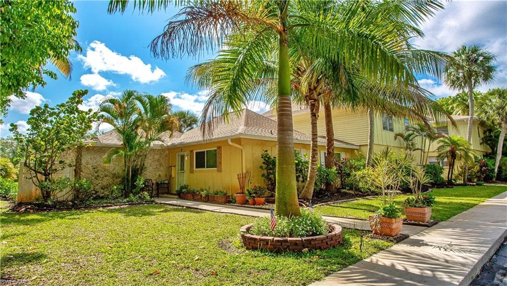 1201 Solana Rd 9, Naples, FL 34103-5
