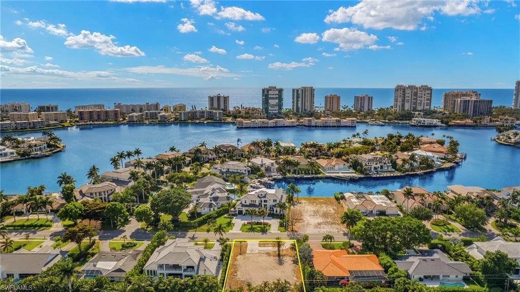 3670 Crayton Rd, Naples, FL 34103-19