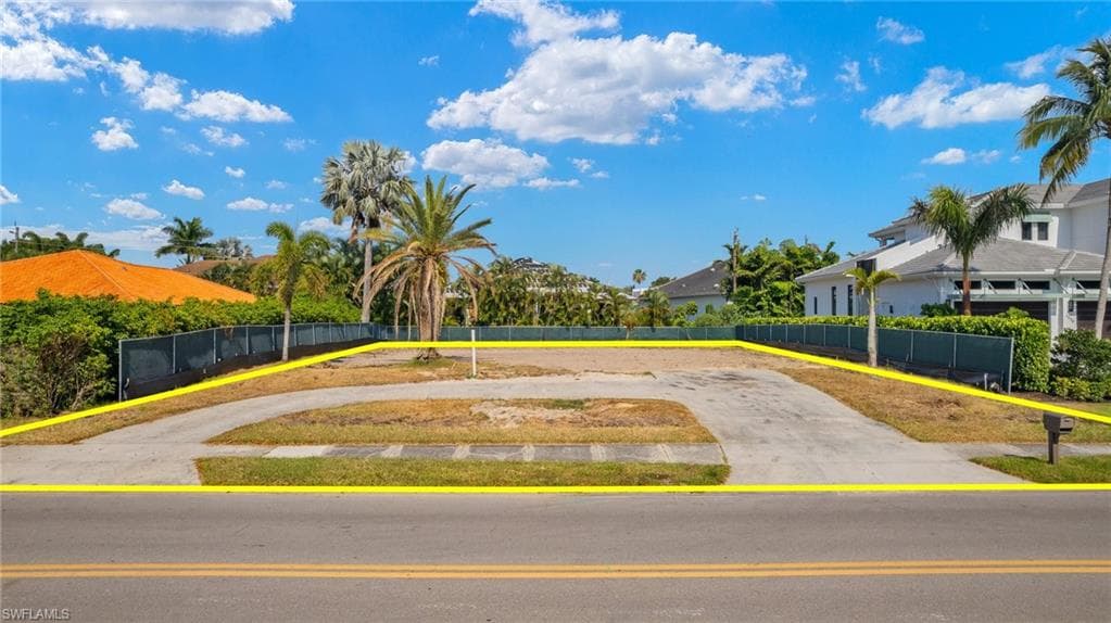 3670 Crayton Rd, Naples, FL 34103-5