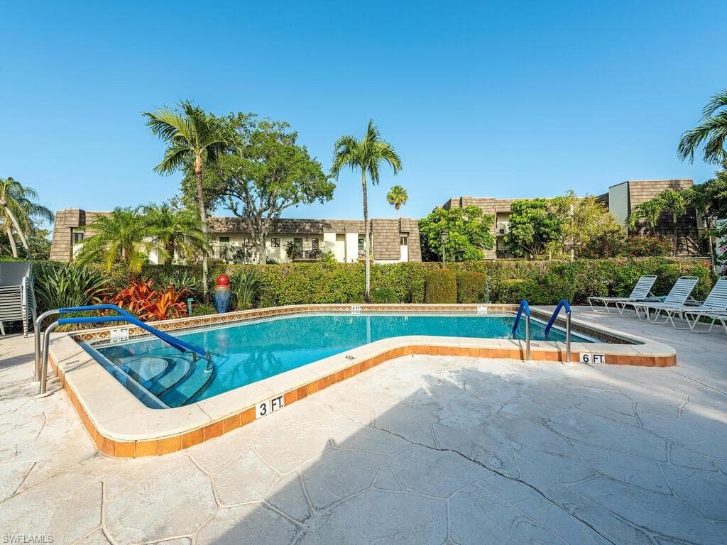 1636 Spoonbill Ln B, Naples, FL 34105-14