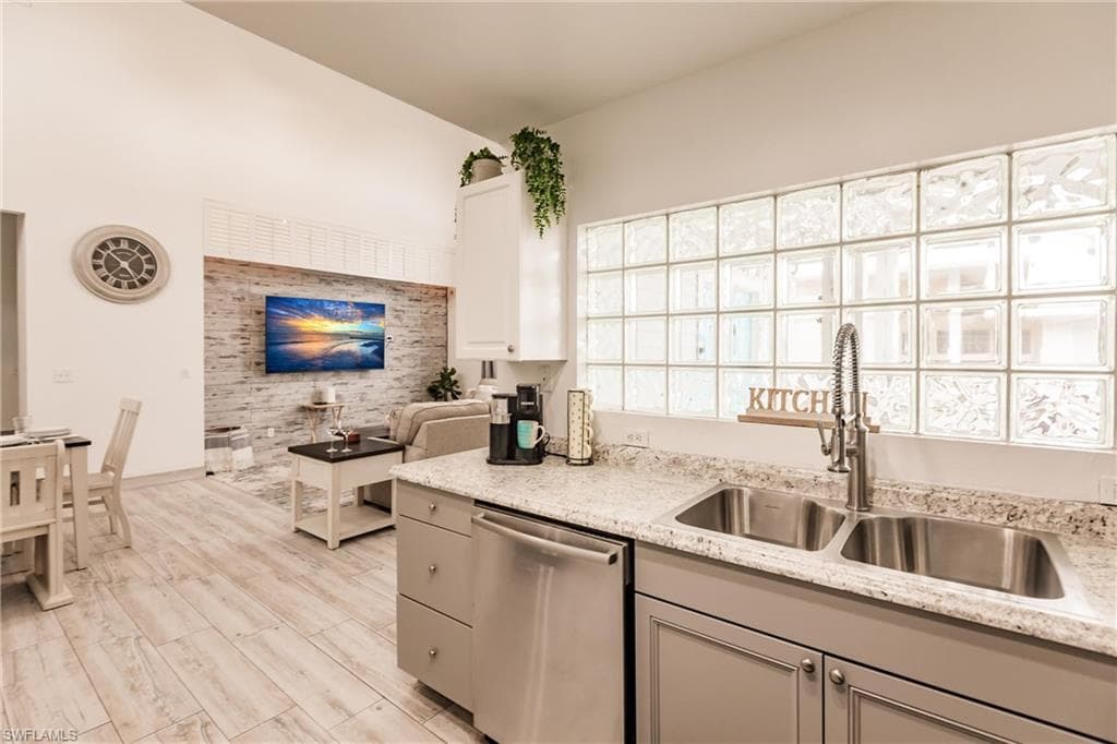 528 111th Ave N, Naples, FL 34108-9