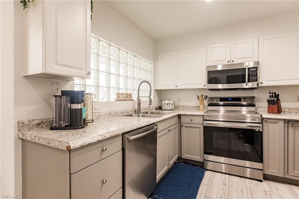 528 111th Ave N, Naples, FL 34108-8