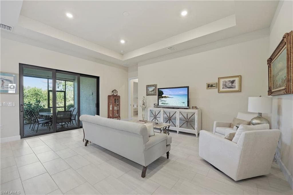 2048 Yellowfin Cir, Naples, FL 34114-4