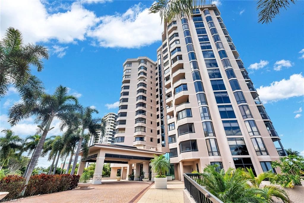 6075 Pelican Bay Blvd 104, Naples, FL 34108-1