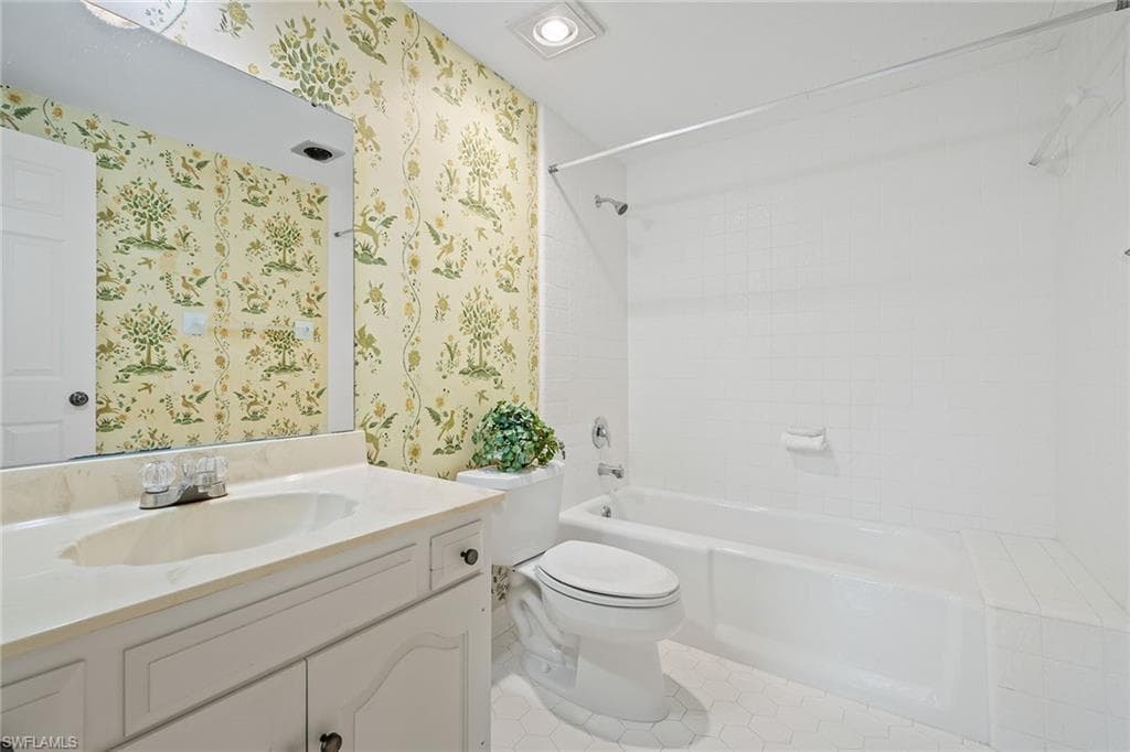 6075 Pelican Bay Blvd 104, Naples, FL 34108-22