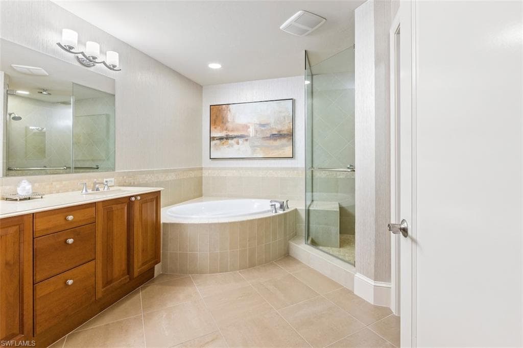 9123 Strada Pl 7504, Naples, FL 34108-7